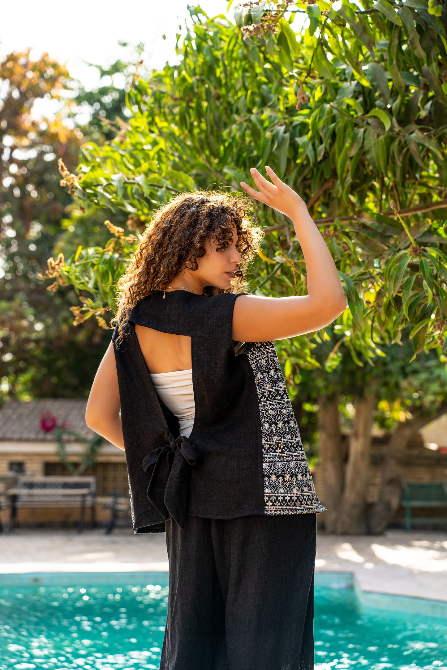 Arabesque vest in black
